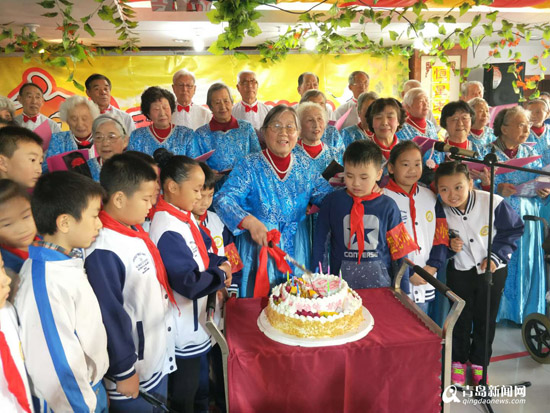 小学生走进敬老院 用零花钱为老人送蛋糕(图)