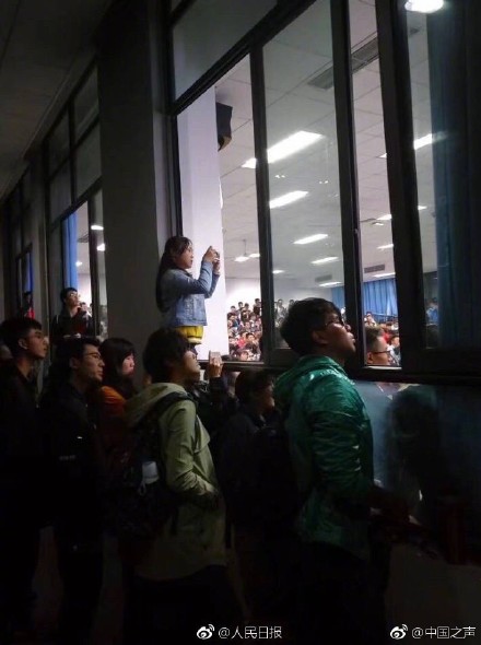 这所高校高数课堪比演唱会 教室爆满有学生爬窗