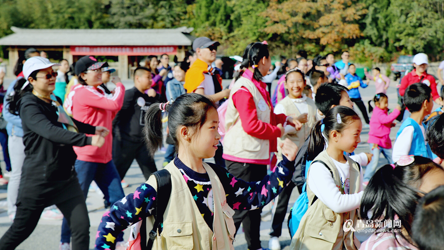 首届秋韵崂山市民旅游季开启 百余家庭快乐开爬