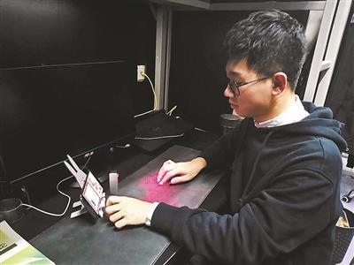 遥控垃圾桶投影键盘 95后学生改造宿舍变太空舱