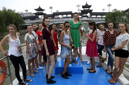 俄美女模特在华工作爱上中国：职业前景美好