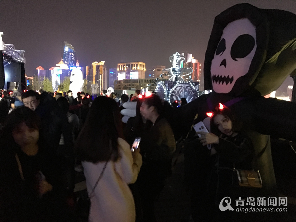 组图:海信广场墓室派对 鬼怪横行嗨爆万圣夜