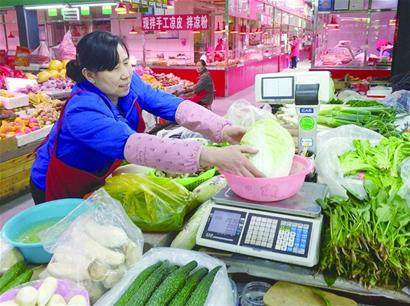  过冬菜集中上市 青岛白菜价格低至1.5元两斤  