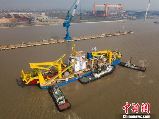 巨型自航绞吸船天鲲号下水 中国疏浚再添重器