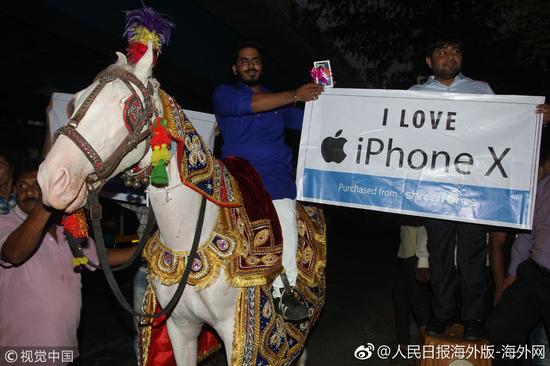 印度小哥买iPhoneX排场大:骑马前往 后跟乐队