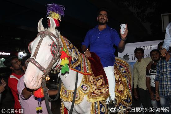 印度小哥买iPhoneX排场大:骑马前往 后跟乐队