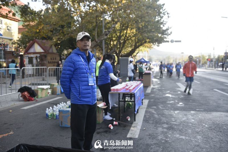 盘点青岛马拉松大神 赤脚大仙PK吃奶萌娃(图)