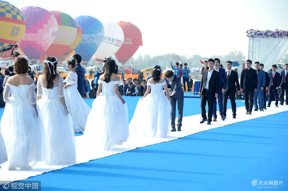 组图：武汉百对新人热气球婚礼创基尼斯纪录