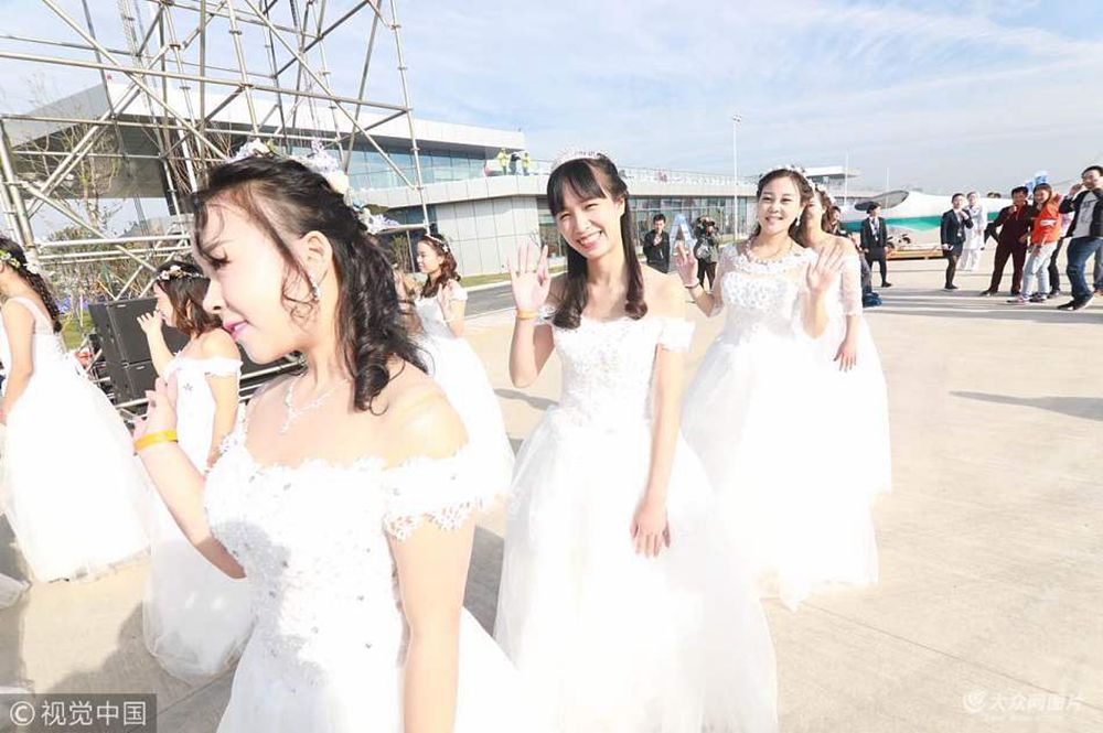 组图：武汉百对新人热气球婚礼创基尼斯纪录