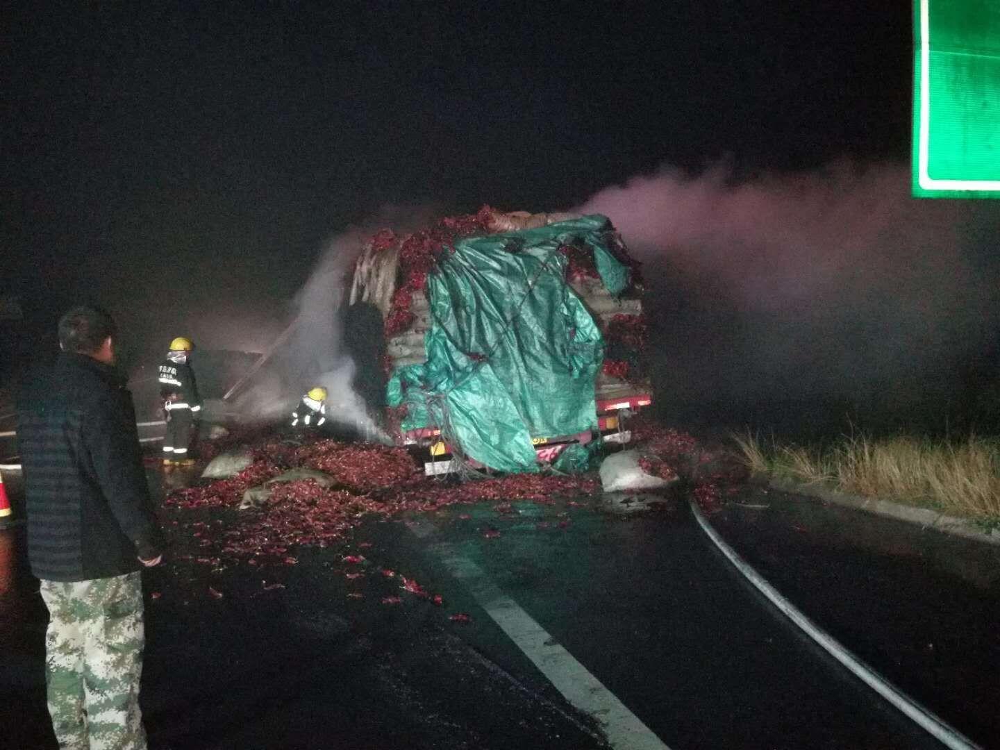 跑着跑着轮胎突然起火 一车干辣椒顿时变火海