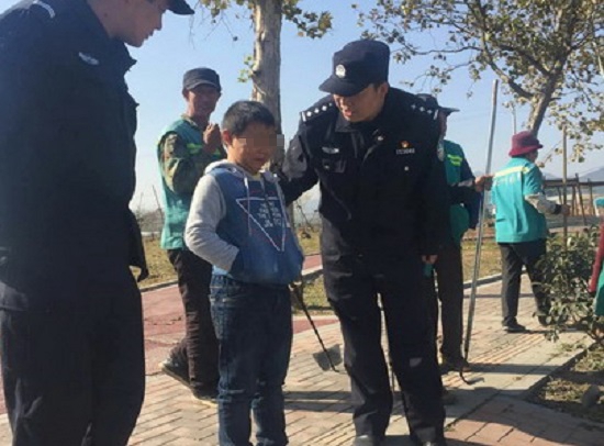 男子教育孩子一脚踢跑8岁儿子 求助警方终找回