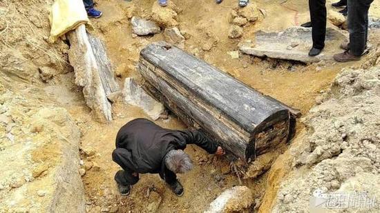 村民修路挖出一具完整古尸 可清楚看到五官(图)