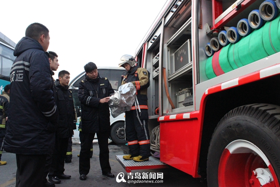 消防车开进汽车站 司机零距离体验消防装备