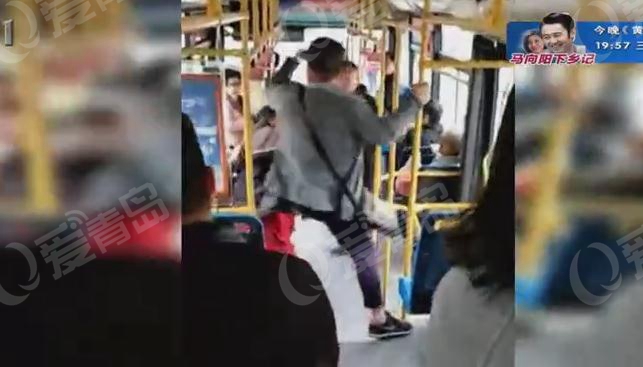 公交上两位乘客起冲突 争吵演变成“全武行”