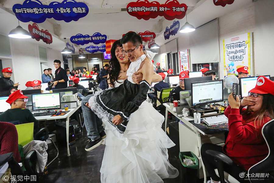 青岛：电商“双十一”夜销量冲2亿 男老板穿婚纱助威