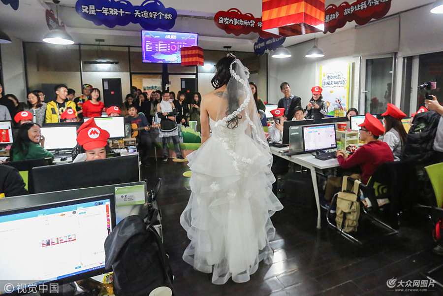 青岛：电商“双十一”夜销量冲2亿 男老板穿婚纱助威