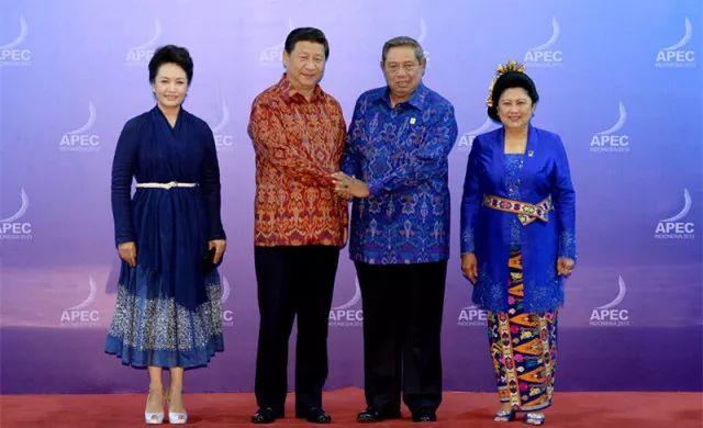 又秀"最炫民族风" 历年APEC领导人都穿啥(图)