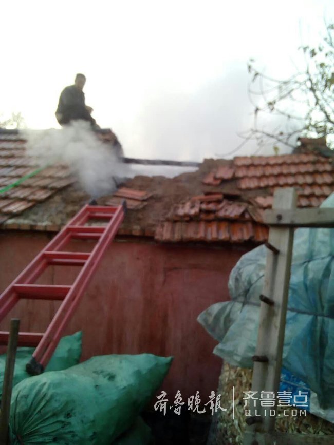 邻家失火 胶州六旬保洁员爬上屋顶救人(图)