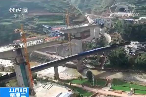 40多米高连着桥墩转体 不是科幻电影而是中国桥
