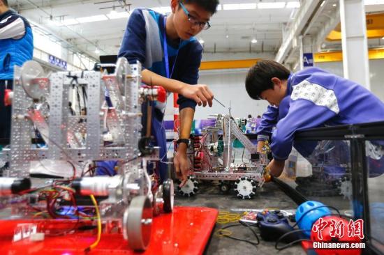 12月16日，北京市学生机器人智能大赛举行。大赛历时2天，以“激情创造挑战未来”为主题，旨在以创新实践活动为载体，为学生营造轻松、自由、开放的活动氛围，为学校开展机器人教育教学搭建成果展示与交流平台。比赛分为机器人工程挑战赛、FIRST工程挑战赛、FIRST科技挑战赛、VEX机器人工程挑战赛4个项目，来自北京市16个区县，349支队伍，1500多名中小学生参与其中。<a target='_blank' href='中新社</a>记者富田摄