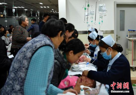1月5日，河北省儿童医院呼吸科大厅内，抱着孩童前来看病的父母们摩肩接踵。<a target='_blank' href='中新社</a>记者翟羽佳摄