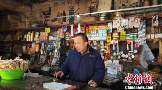53岁的郭旭东是这家老式商店的主人，已经在这里生活了30多年。　靳晓姝摄