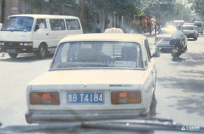 高清 8090年代老照片晒晒当时青岛马路上的小轿车 青岛新闻网