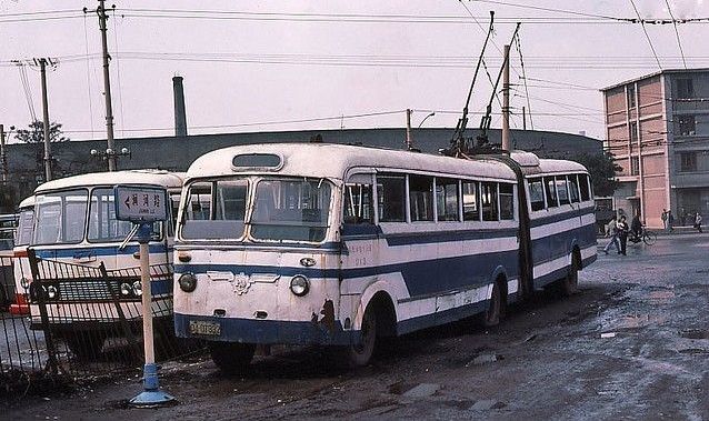 1963年1月,青岛市第一条无轨电车路线正式通车,全程由西镇至延安路