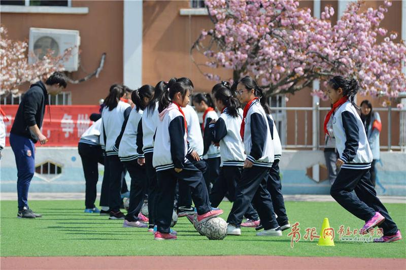 春暖花开一起来运动 小学校园足球活动欢乐多