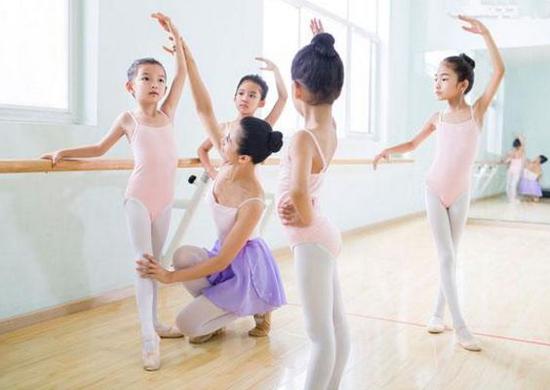 4岁女孩参加舞蹈培训班 回家练习时突然截瘫(图)