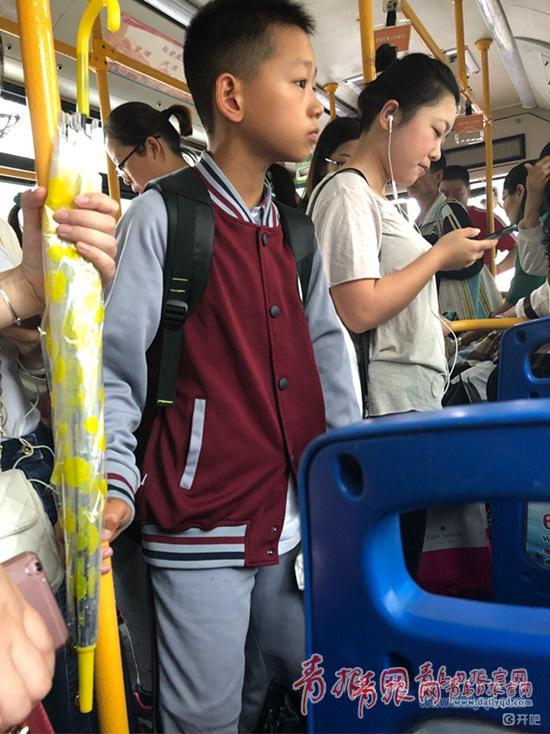 公交车积水座位“被嫌弃” 少年擦干后让座被点赞