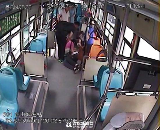 学生公交车上突发癫痫司机乘客齐出手救