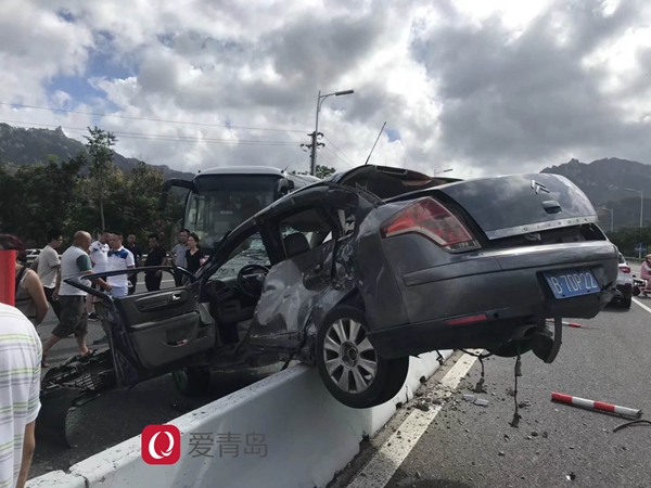 宣传科牟警官告诉记者,当天下午确实在滨海大道上发生一起交通事故