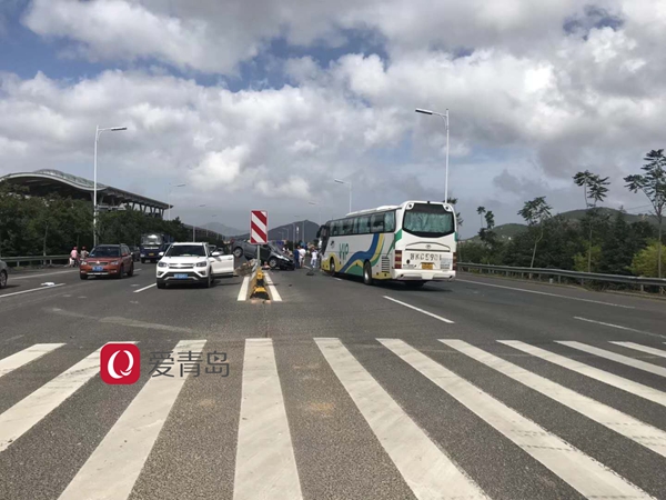 宣传科牟警官告诉记者,当天下午确实在滨海大道上发生一起交通事故