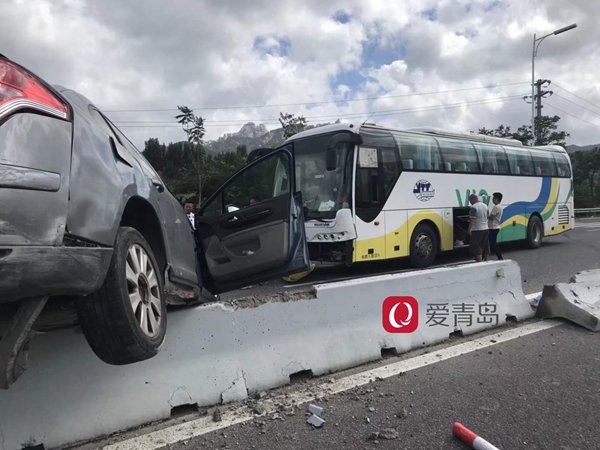 宣传科牟警官告诉记者,当天下午确实在滨海大道上发生一起交通事故