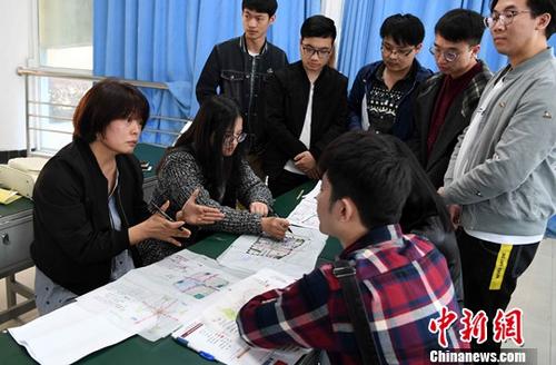 资料图：台湾教师正在与学生进行交流、探讨。<a target='_blank' href='中新社</a>记者刘可耕摄