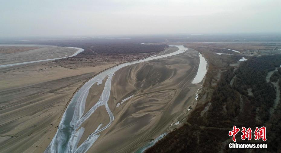 航拍中国最长内流河塔里木河千里冰封景观