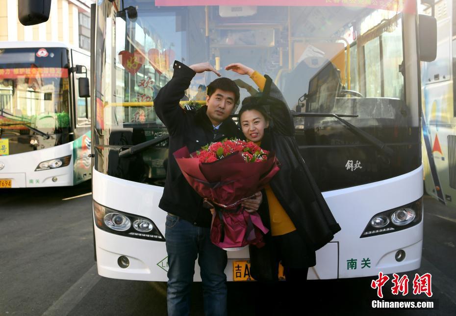 开往幸福的公交车公交司机赢女乘客芳心求婚成功