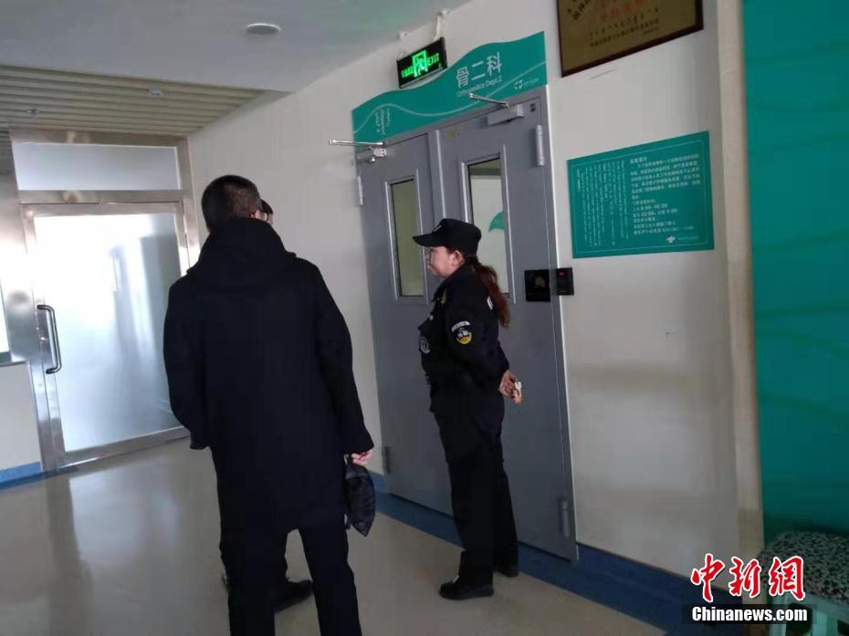 内蒙古矿企事故伤者在医院接受治疗