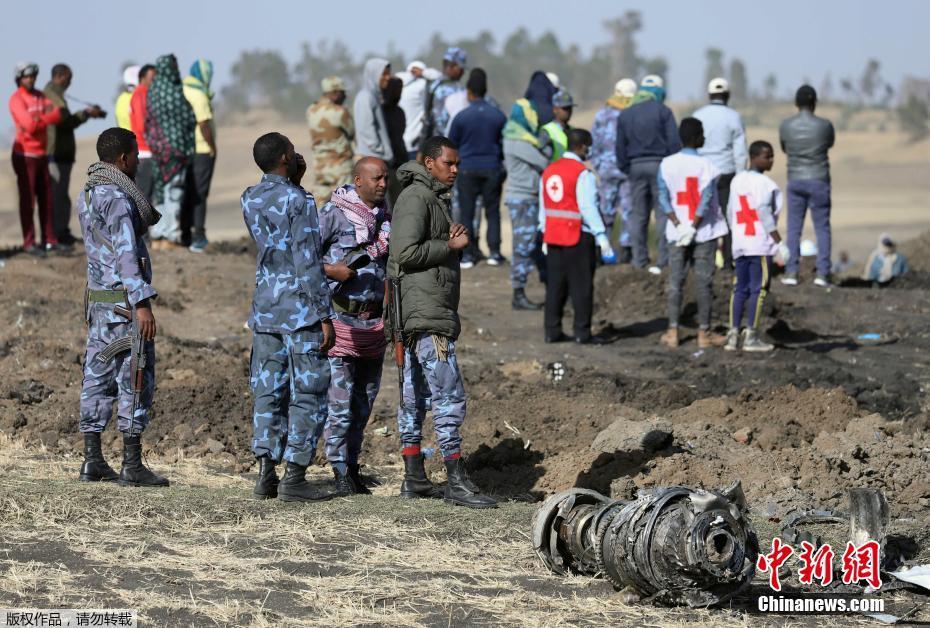 埃塞俄比亚客机坠毁现场机身碎片散落遍地