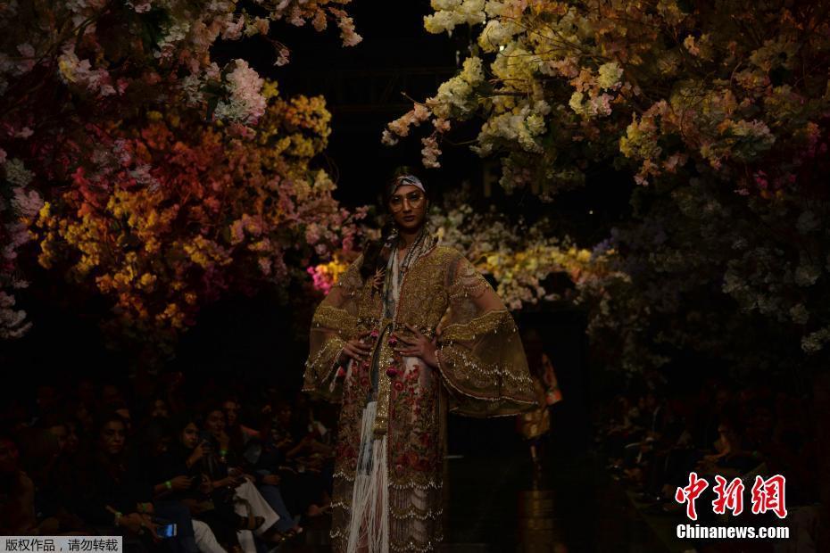 巴基斯坦时装周举行模特着美服“林”中走秀