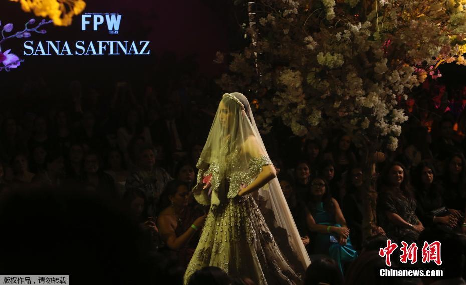 巴基斯坦时装周举行模特着美服“林”中走秀