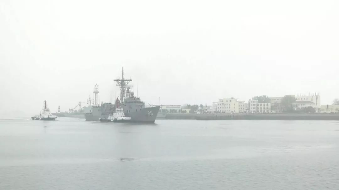 参加多国海军活动的外国军舰陆续抵达青岛
