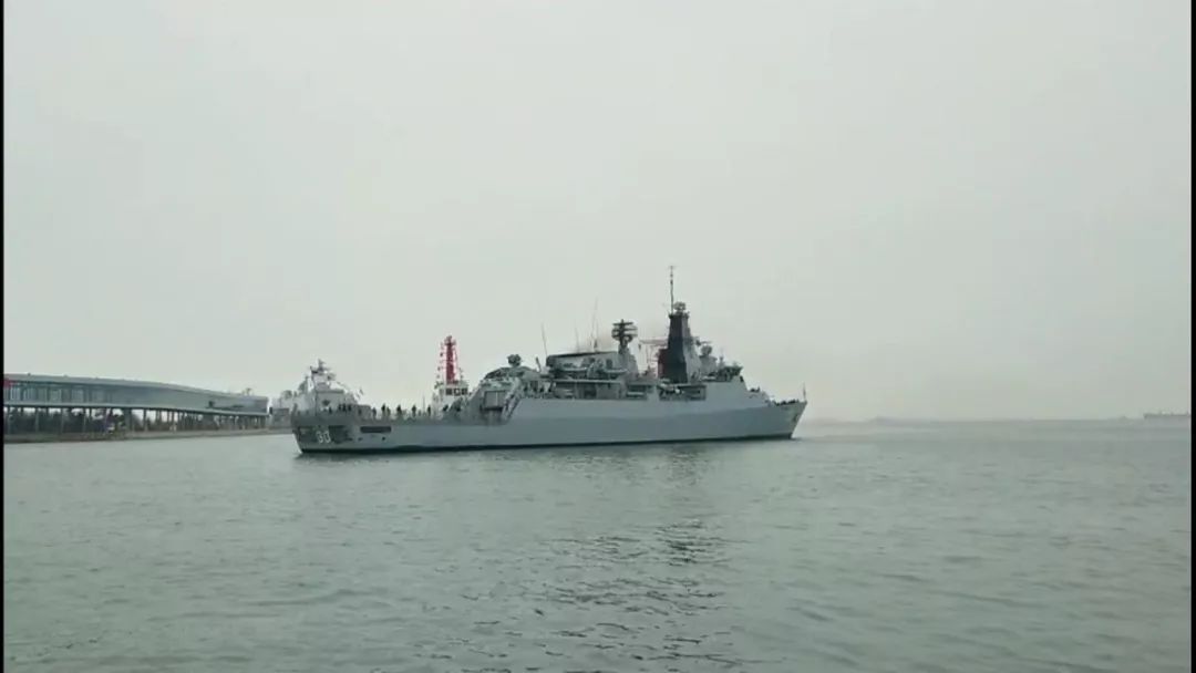 参加多国海军活动的外国军舰陆续抵达青岛