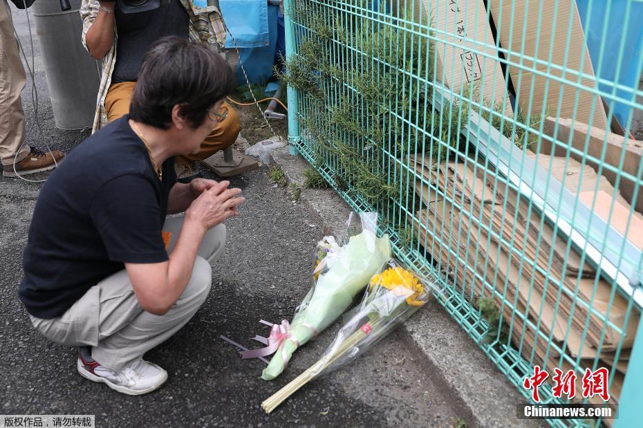 日本川崎发生持刀伤人案民众献花悼念遇难者