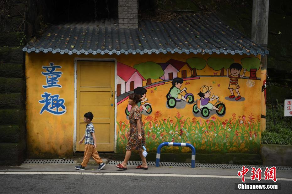 重庆一老街变身涂鸦街成文艺打卡地