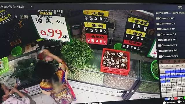 监控拍下！青岛一女子竟在超市偷菜 当着孩子面…
