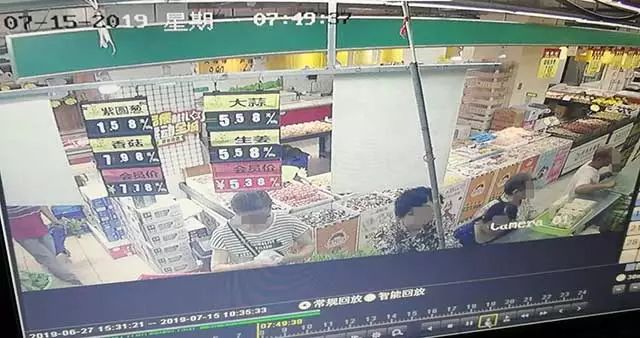 监控拍下！青岛一女子竟在超市偷菜 当着孩子面…
