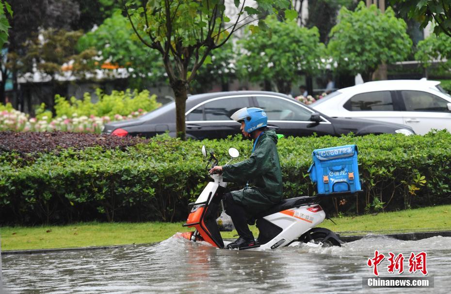 成都暴雨致城区部分道路积水“成河”