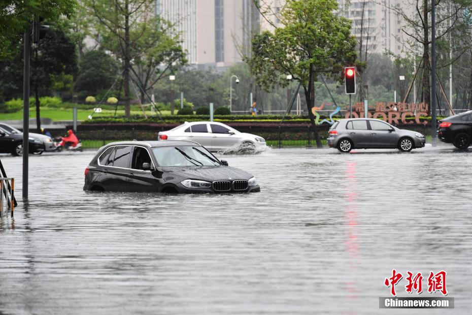 成都暴雨致城区部分道路积水“成河”